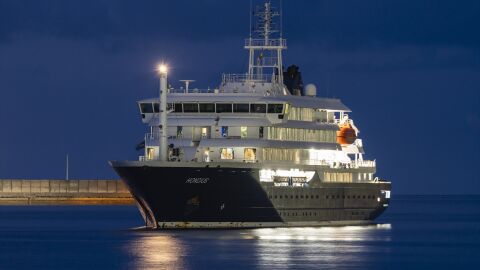 El crucero MV Hondius fondea cerca del puerto de Granadilla, a 10 de mayo de 2026, en Granadilla de Abona, Tenerife, Islas Canarias (Espa&ntilde;a).