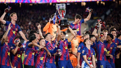 Los jugadores del Bar&ccedil;a celebran el t&iacute;tulo de Liga
