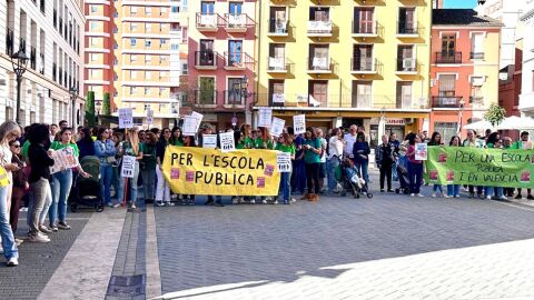 Concentraci&oacute;n en el inicio de la huelga educativa en Alzira
