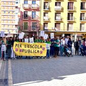 Concentración en el inicio de la huelga educativa en Alzira