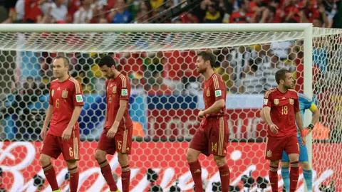 Andrés Iniesta, Sergio Busquets, Xabi Alonso y Jordi Alba, lamentándose por la derrota por 1 a 5 frente a Países Bajos. Andrés Iniesta, Sergio Busquets, Xabi Alonso y Jordi Alba, lamentándose por la derrota por 1 a 5 frente a Países Bajos.