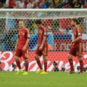 Andrés Iniesta, Sergio Busquets, Xabi Alonso y Jordi Alba, lamentándose por la derrota por 1 a 5 frente a Países Bajos.