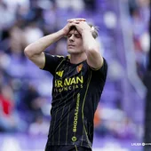 Dani Gómez lamenta una ocasión fallada ante el Valladolid Dani Gómez lamenta una ocasión fallada ante el Valladolid
