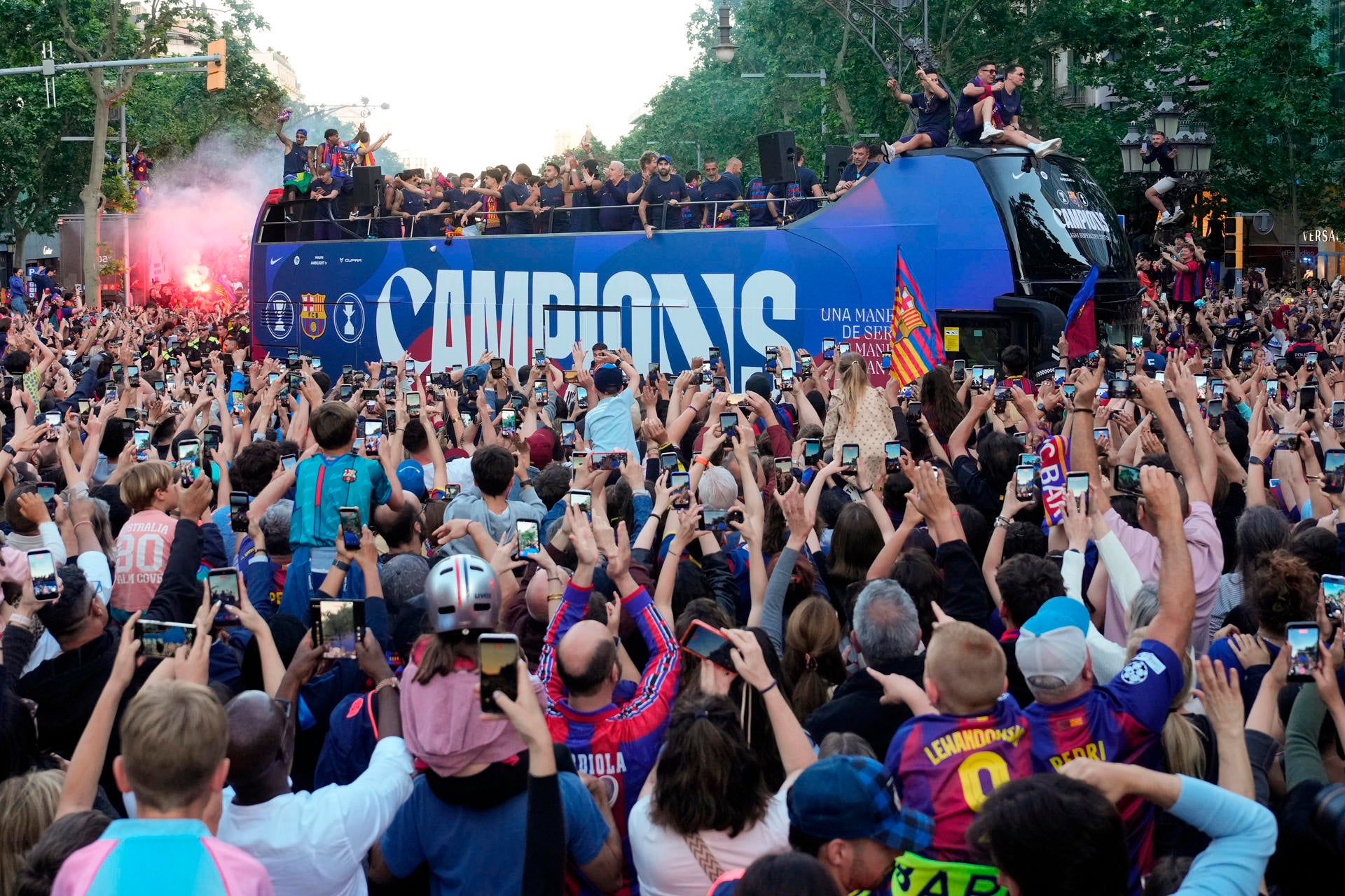 El Barça se da un baño de masas para celebrar el título de Liga: las imágenes de la celebración El Barça se da un baño de masas para celebrar el título de Liga: las imágenes de la celebración