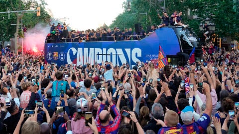 Miles de aficionados rodean al autobús del Barça Miles de aficionados rodean al autobús del Barça