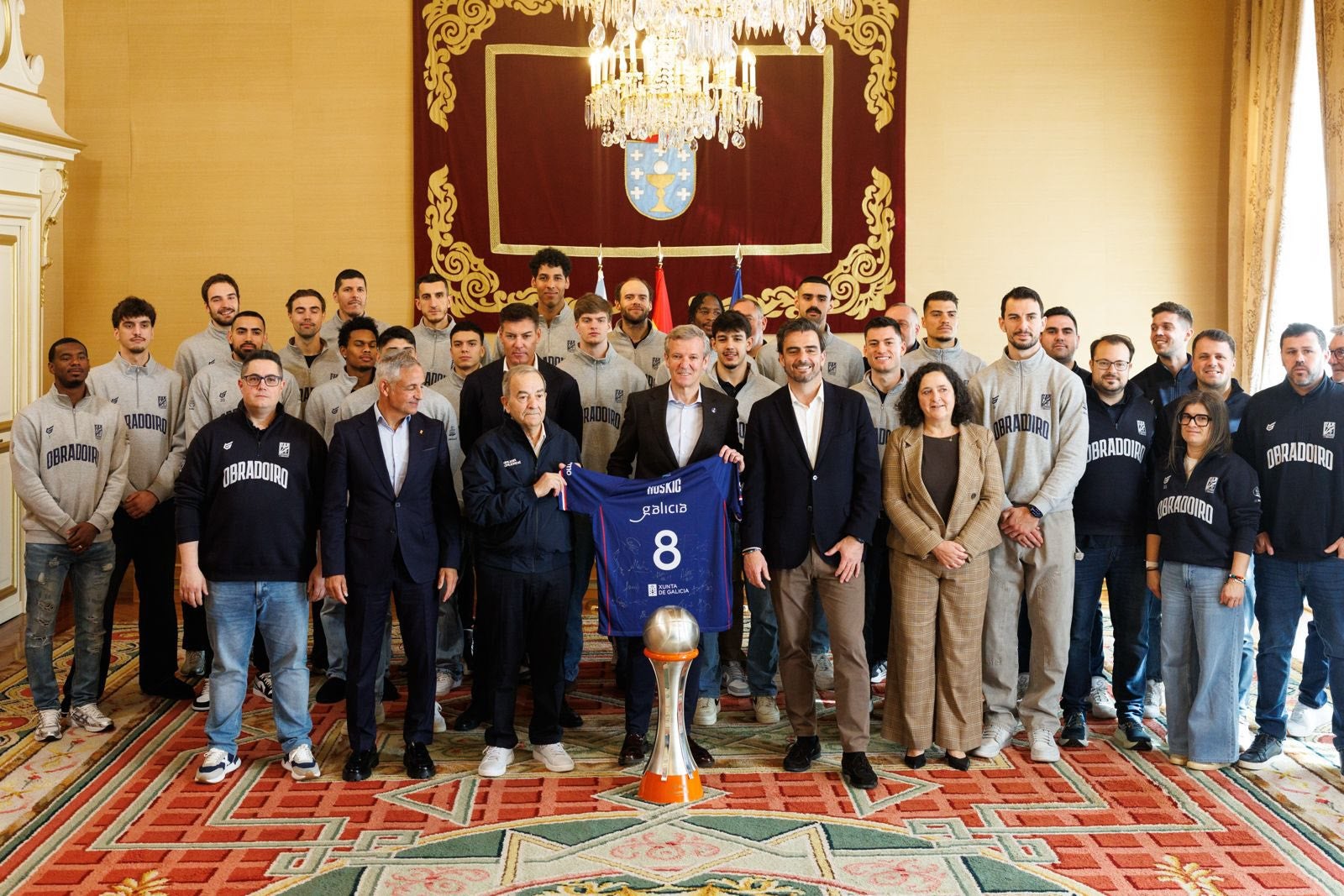 El presidente de la Xunta Alfonso Rueda recibe a los jugadores y equipo directivo del Monbus Obradoiro tras su ascenso a la ACB El presidente de la Xunta Alfonso Rueda recibe a los jugadores y equipo directivo del Monbus Obradoiro tras su ascenso a la ACB