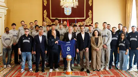 El presidente de la Xunta Alfonso Rueda recibe a los jugadores y equipo directivo del Monbus Obradoiro tras su ascenso a la ACB El presidente de la Xunta Alfonso Rueda recibe a los jugadores y equipo directivo del Monbus Obradoiro tras su ascenso a la ACB