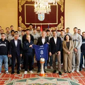 El presidente de la Xunta Alfonso Rueda recibe a los jugadores y equipo directivo del Monbus Obradoiro tras su ascenso a la ACB El presidente de la Xunta Alfonso Rueda recibe a los jugadores y equipo directivo del Monbus Obradoiro tras su ascenso a la ACB