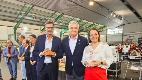 Modesto García, director del Centro Comercial Torrecárdenas, Juan de la Cruz, delegado territorial de Salud, y Rocío Sánchez, responsable de Comunicación y Marketing del centro comercial Modesto García, director del Centro Comercial Torrecárdenas, Juan de la Cruz, delegado territorial de Salud, y Rocío Sánchez, responsable de Comunicación y Marketing del centro comercial