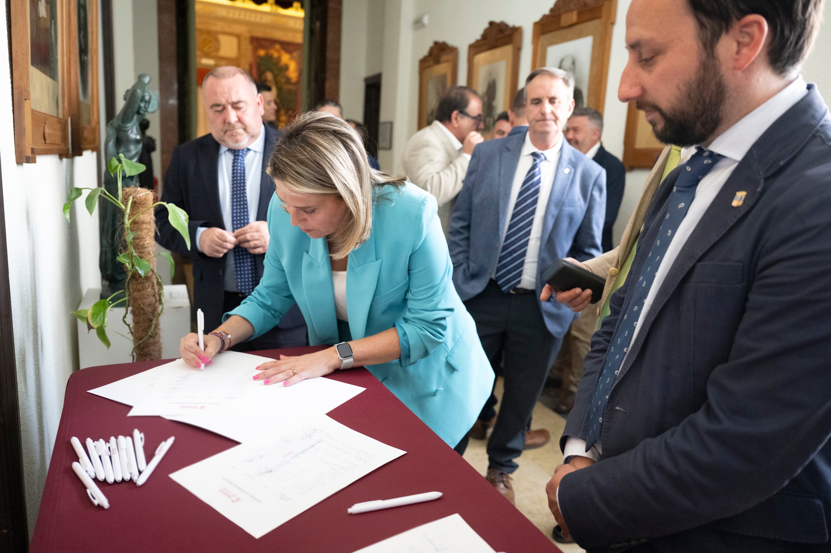 La Diputación de Castellón traslada al Gobierno un manifiesto firmado por 79 alcaldes para pedir la flexibilización de las reglas fiscales La Diputación de Castellón traslada al Gobierno un manifiesto firmado por 79 alcaldes para pedir la flexibilización de las reglas fiscales