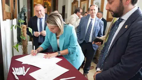 La Diputación de Castellón traslada al Gobierno un manifiesto firmado por 79 alcaldes para pedir la flexibilización de las reglas fiscales La Diputación de Castellón traslada al Gobierno un manifiesto firmado por 79 alcaldes para pedir la flexibilización de las reglas fiscales