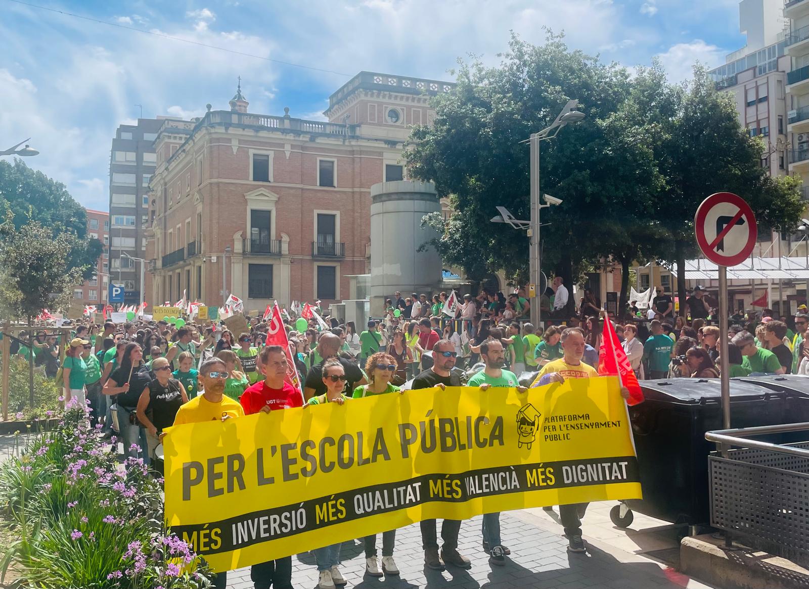 Miles de personas toman las calles de Castelló en defensa de la escuela pública Miles de personas toman las calles de Castelló en defensa de la escuela pública