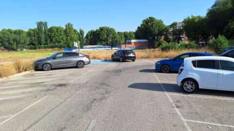 Aparcamiento entre el Camino del Juncal y la calle Jim&eacute;nez de Quesada