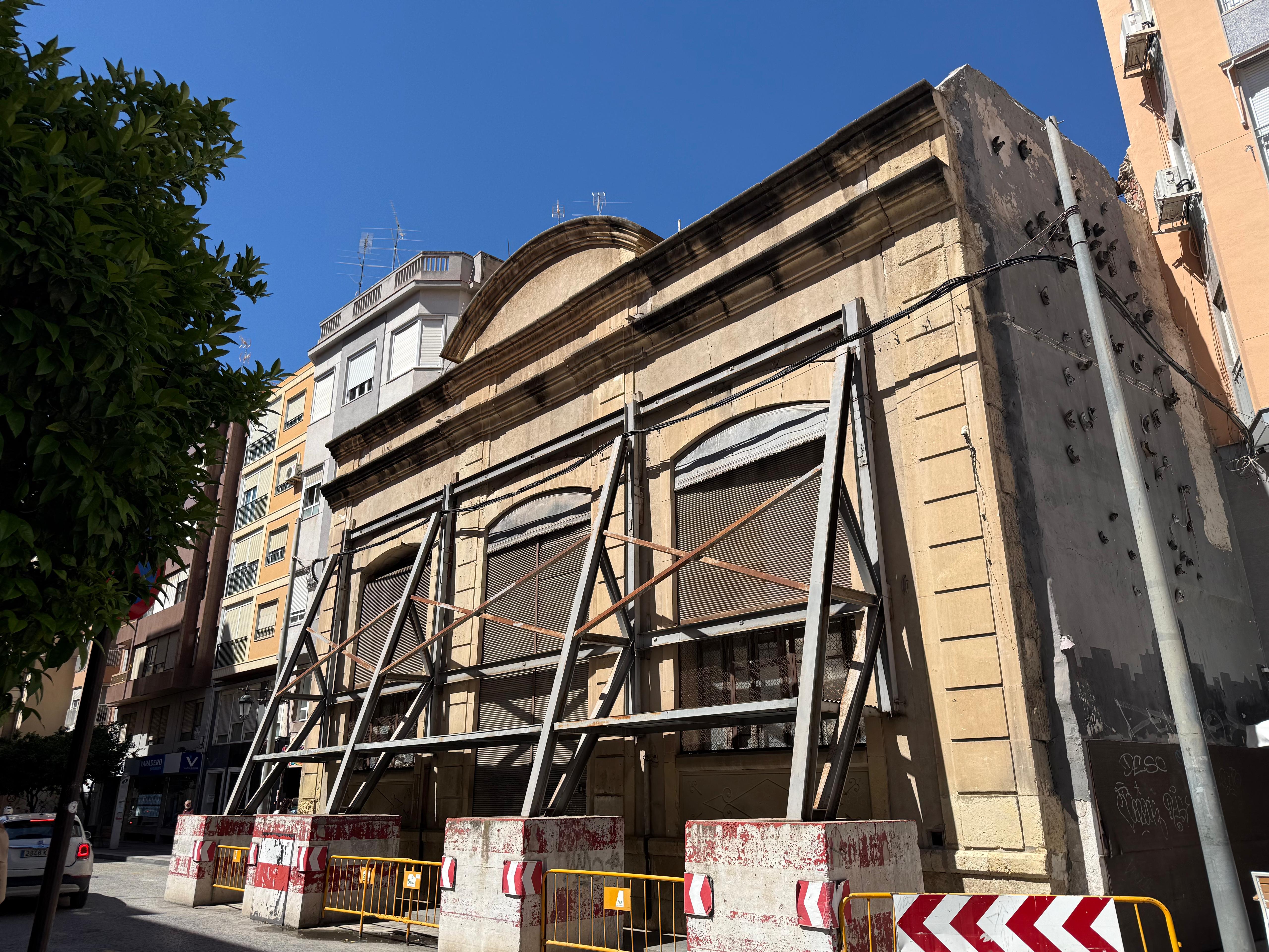 El desmontaje de la fachada de Nuevos Riegos El Progreso de Elche comenzará después de las fiestas de agosto El desmontaje de la fachada de Nuevos Riegos El Progreso de Elche comenzará después de las fiestas de agosto