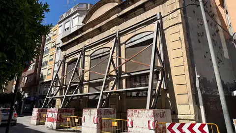 Fachada apuntalada del edificio de Nuevos Riegos El Progreso de Elche. Fachada apuntalada del edificio de Nuevos Riegos El Progreso de Elche.