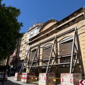 Fachada apuntalada del edificio de Nuevos Riegos El Progreso de Elche.