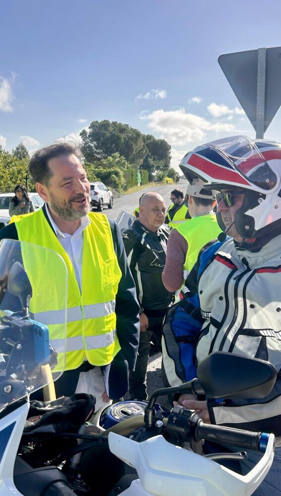 David Broceño habla con un motorista