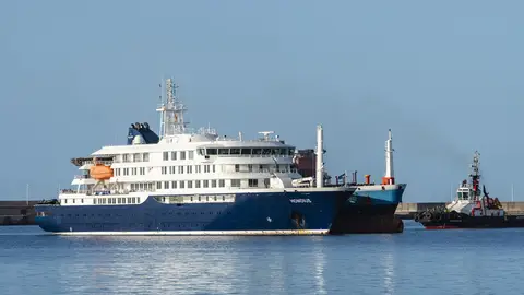 El crucero 'MV Hondius' fondea en el puerto de Granadilla El crucero 'MV Hondius' fondea en el puerto de Granadilla