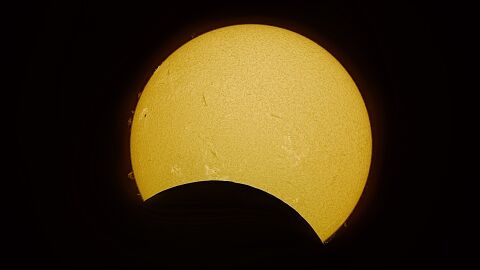 Imagen en H-alpha del eclipse solar parcial del 29 de marzo de 2025 obtenida desde el Observatorio del Teide (Tenerife),