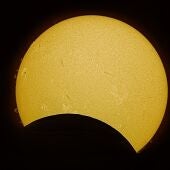 Imagen en H-alpha del eclipse solar parcial del 29 de marzo de 2025 obtenida desde el Observatorio del Teide (Tenerife),