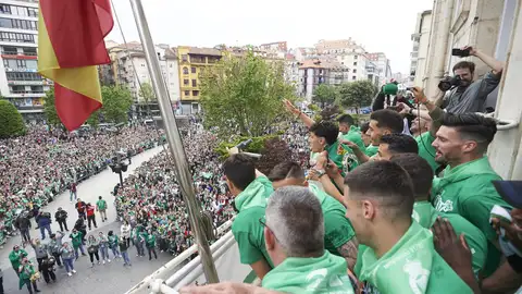 Archivo - Los jugadores del Racing, en el balcón del Ayuntamiento, durante la celebración del último ascenso a Segunda Archivo - Los jugadores del Racing, en el balcón del Ayuntamiento, durante la celebración del último ascenso a Segunda