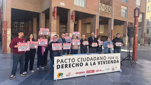 Representantes de las entidades en la presentación del pacto en la plaza San Bruno de Zaragoza Representantes de las entidades en la presentación del pacto en la plaza San Bruno de Zaragoza