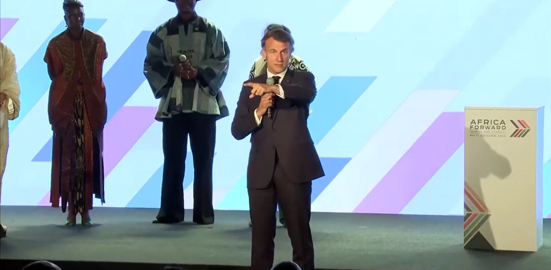 Macron echa la bronca al público en un acto en Kenia. Macron echa la bronca al público en un acto en Kenia.