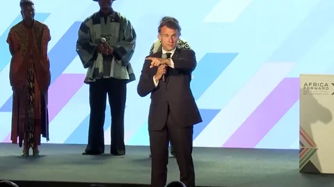 Macron echa la bronca al público en un acto en Kenia.