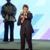 Macron echa la bronca al público en un acto en Kenia.