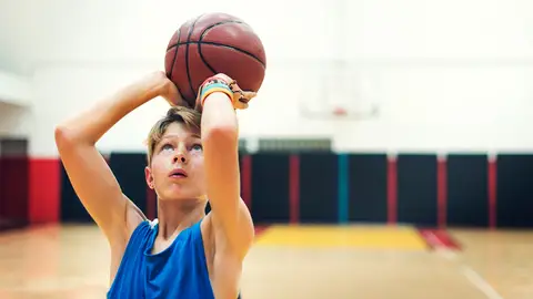 La valoración cardiológica deportiva permite detectar de forma precoz posibles patologías y adaptar la actividad física a cada menor La valoración cardiológica deportiva permite detectar de forma precoz posibles patologías y adaptar la actividad física a cada menor