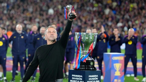 El entrenador del Bar&ccedil;a, Hansi Flick, con el trofeo de LaLiga