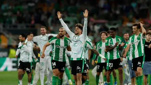 Los jugadores del Betis celebran la clasificación para la próxima Liga de Campeones. Los jugadores del Betis celebran la clasificación para la próxima Liga de Campeones.