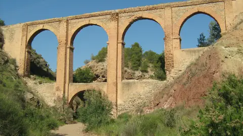 Uno de los acueductos de Carboneras del paraje natrual Los Algezares de Aspe. Uno de los acueductos de Carboneras del paraje natrual Los Algezares de Aspe.