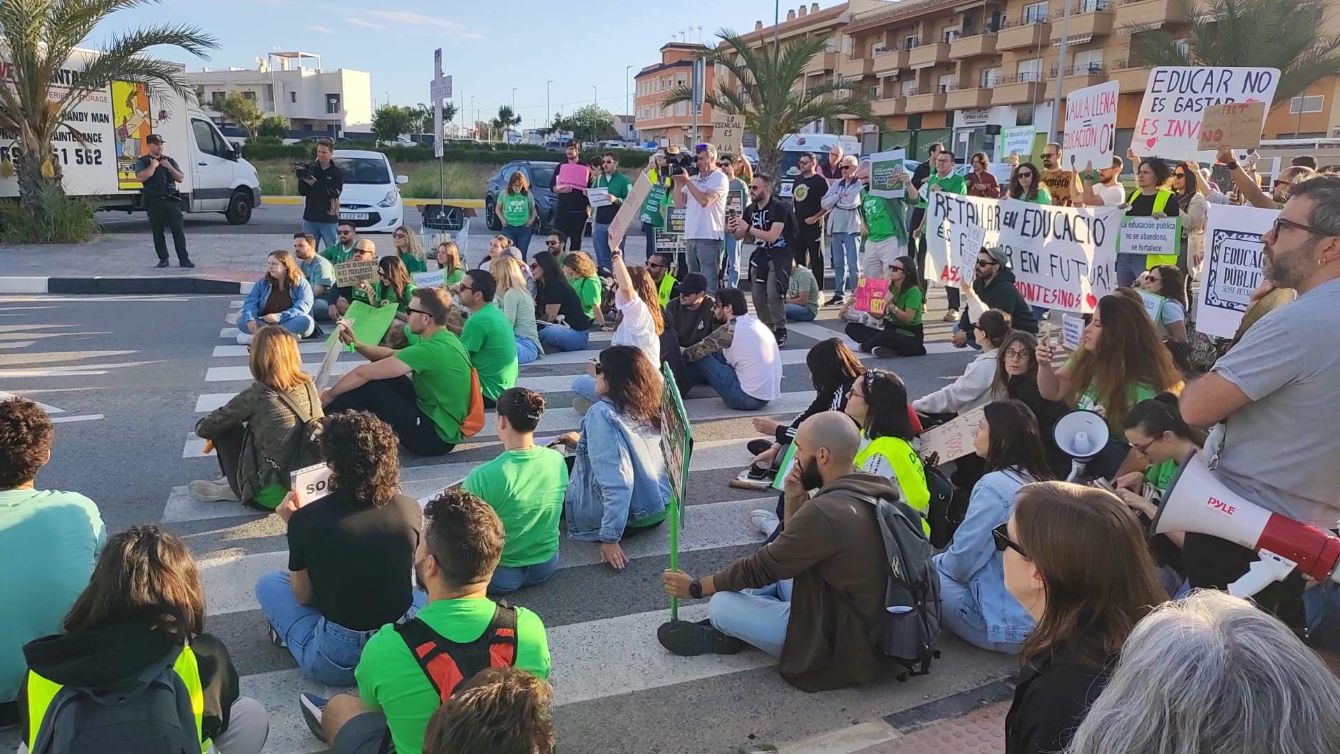 Reivindican la ampliación del instituto y se manifiestan contra la eliminación de un grado formativo y en defensa de la educación pública Reivindican la ampliación del instituto y se manifiestan contra la eliminación de un grado formativo y en defensa de la educación pública