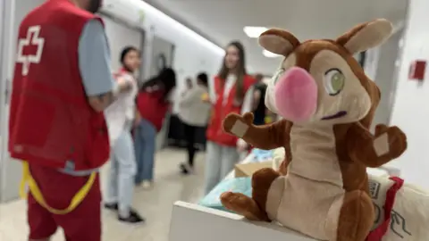Cruz Roja acompaña a 110 menores en 2025 en el Hospital Río Carrión a través del proyecto "Infancia Hospitalizada" .
