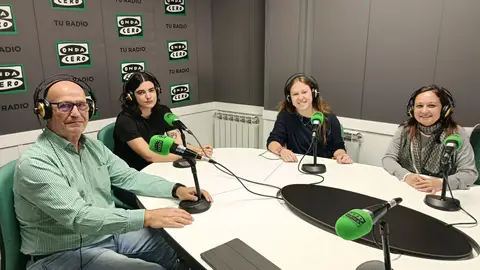 Carlos Ranera (Pamesa Teruel Voleibol) con las alumnas Iciar y Laura Garfella y la profesora Silvia Hernández del grado de Bellas Artes LIENZO