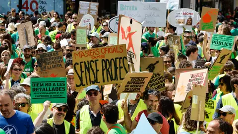 Más de veinte mil profesores se manifestaron en València. Más de veinte mil profesores se manifestaron en València.