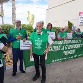 José Luis, junto al resto de miembros de la plataforma a las puertas del Hospital José Luis, junto al resto de miembros de la plataforma a las puertas del Hospital