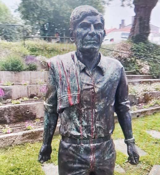 Vandalizan con pintura roja la estatua de Moncho Reboiras en la rúa Carreira do Conde Vandalizan con pintura roja la estatua de Moncho Reboiras en la rúa Carreira do Conde