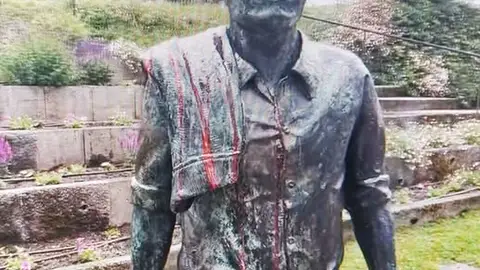 Vandalizan con pintura roja la estatua de Moncho Reboiras en la rúa Carreira do Conde Vandalizan con pintura roja la estatua de Moncho Reboiras en la rúa Carreira do Conde