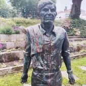 Vandalizan con pintura roja la estatua de Moncho Reboiras en la rúa Carreira do Conde