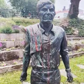 Vandalizan con pintura roja la estatua de Moncho Reboiras en la rúa Carreira do Conde Vandalizan con pintura roja la estatua de Moncho Reboiras en la rúa Carreira do Conde
