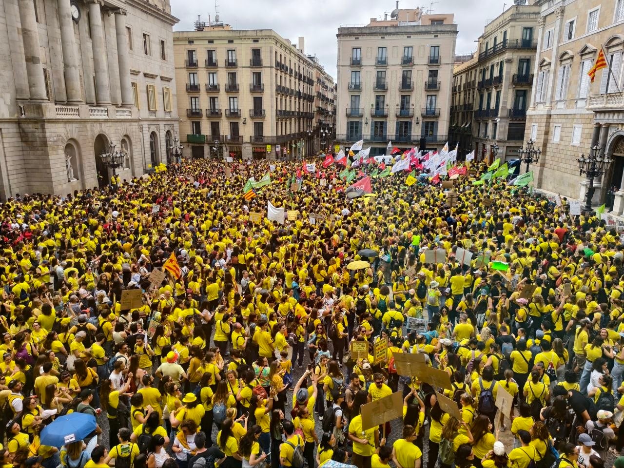 Milers de professors tenyeixen Barcelona de groc en una nova jornada de vaga Milers de professors tenyeixen Barcelona de groc en una nova jornada de vaga