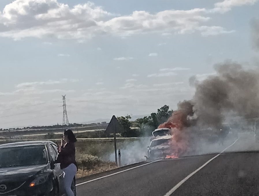 Arde un coche en la carretera entre La Solana y Membrilla Arde un coche en la carretera entre La Solana y Membrilla