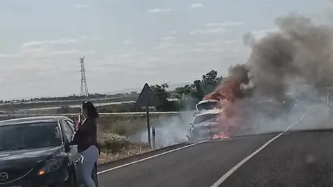 Arde un coche en la carretera entre La Solana y Membrilla Arde un coche en la carretera entre La Solana y Membrilla