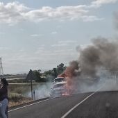 Arde un coche en la carretera entre La Solana y Membrilla