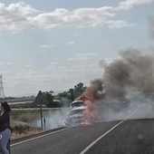 Arde un coche en la carretera entre La Solana y Membrilla Arde un coche en la carretera entre La Solana y Membrilla