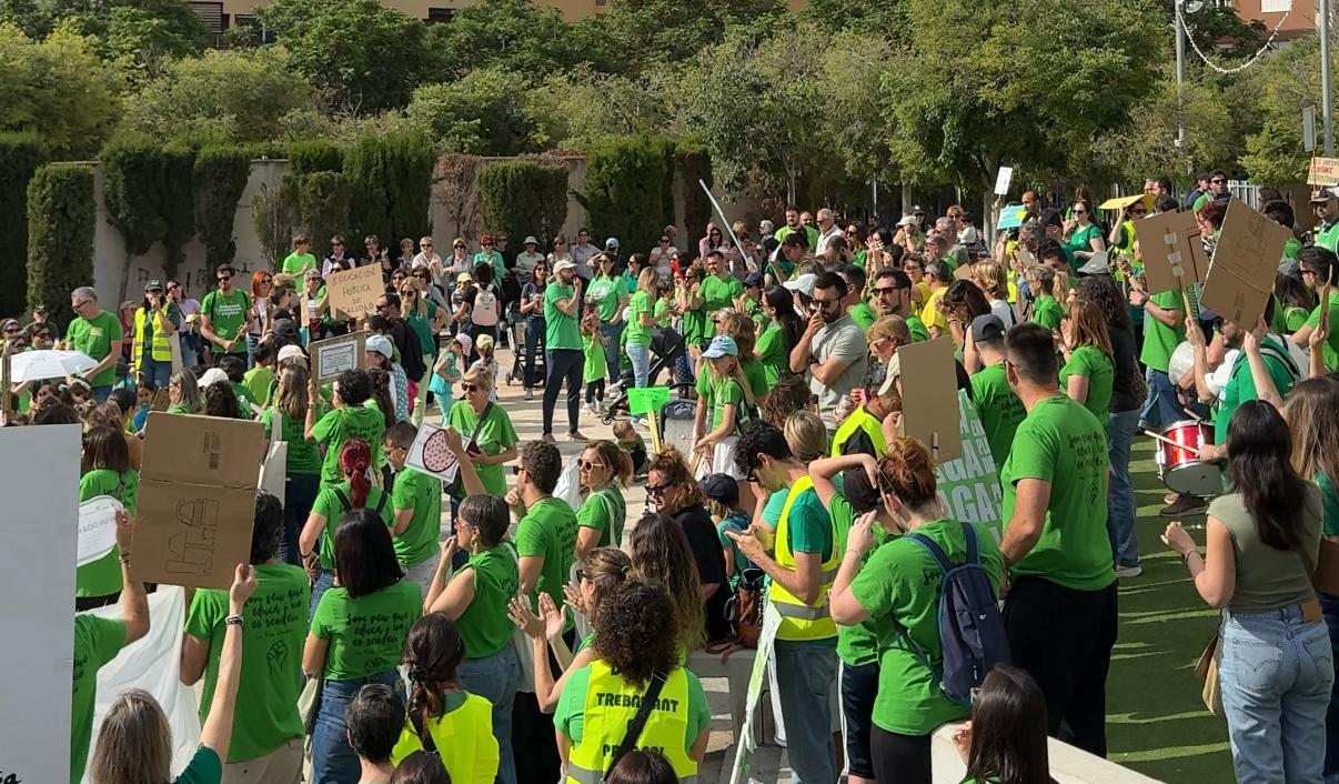 Más de 1.500 personas se reúnen en Villajoyosa contra la falta de inversión en la educación pública Más de 1.500 personas se reúnen en Villajoyosa contra la falta de inversión en la educación pública