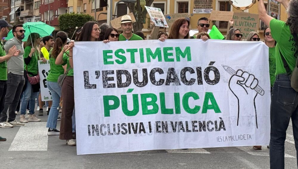 Manifestación de docentes, familias y alumnos en Villajoyosa