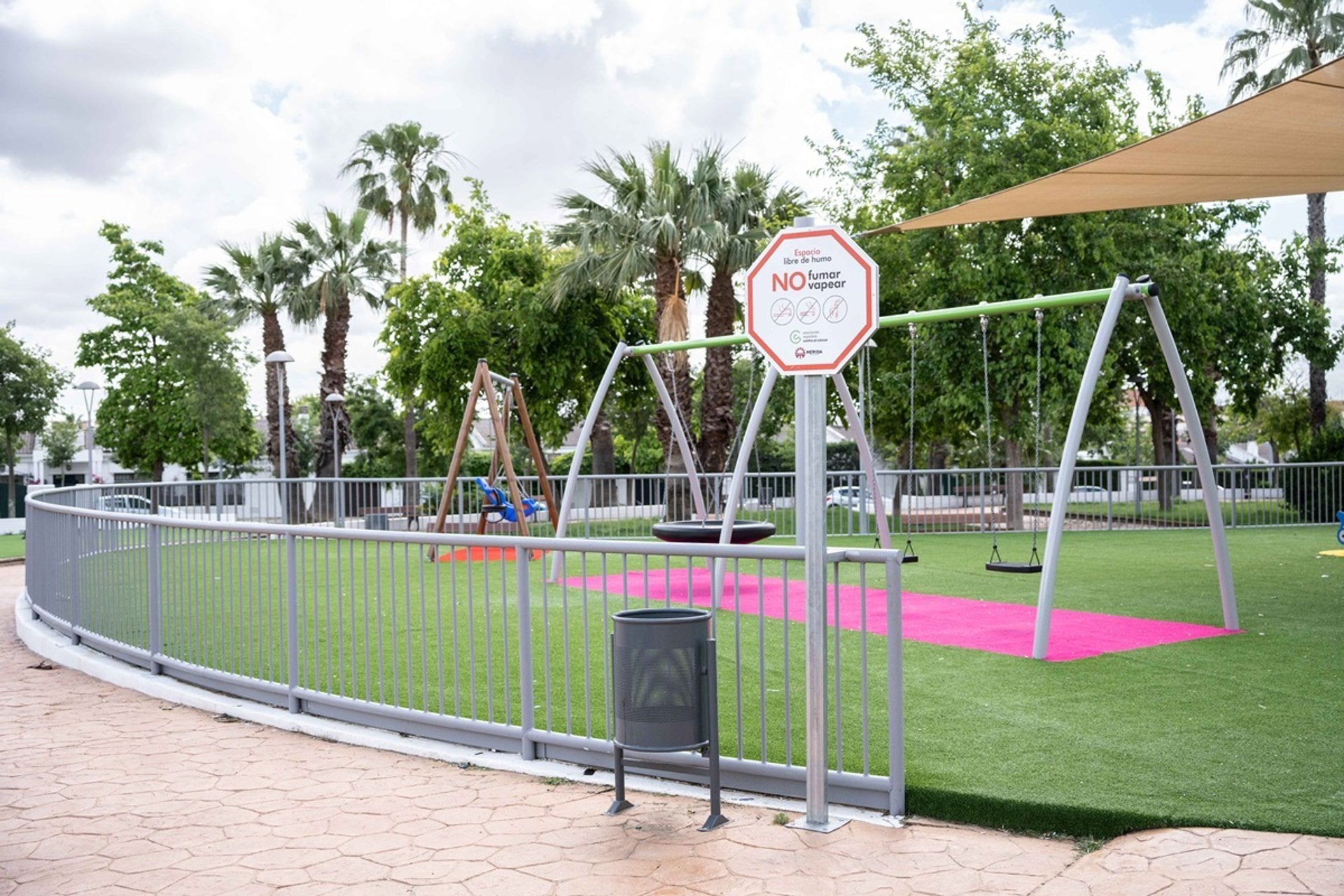 Ocho zonas de juegos infantiles de Mérida se señalizan como "espacios sin humo" Ocho zonas de juegos infantiles de Mérida se señalizan como "espacios sin humo"